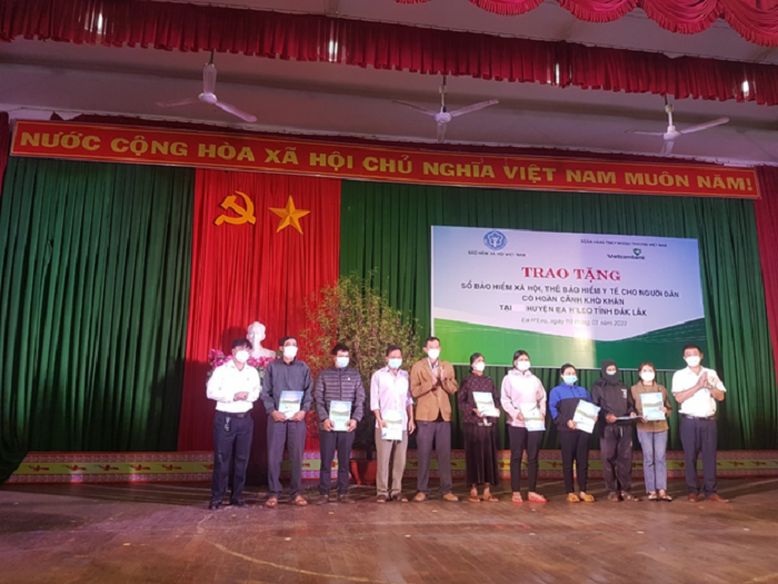 Bảo hiểm xã hội huyện Ea H’leo tổ chức trao sổ bảo hiểm xã hội và thẻ bảo hiểm y tế cho người dân có hoàn cảnh khó khăn trên địa bàn huyện.